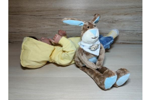 Plueschtier-Hase-Hellbraun-Hellblau-sitzend bei Baby seitlich