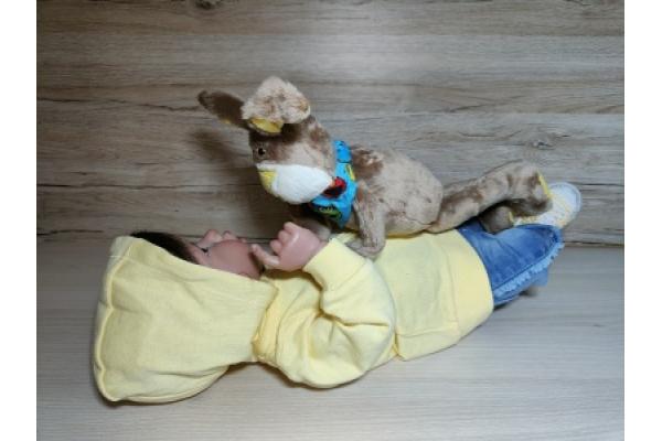 Plueschtier-Hase-Hellbraun-Gelb-auf-Baby liegend