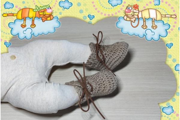 Baby Boots Merinowolle Beige Lederbändel Schnürung angezogen